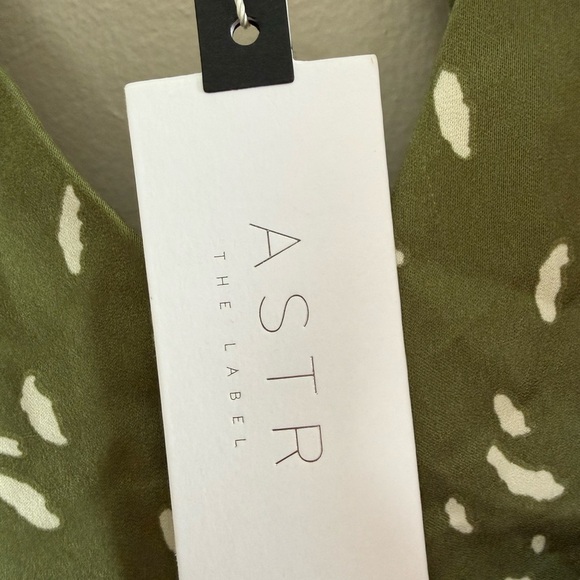 NWT ASTR olive cropped blouse - Picture 4 of 6